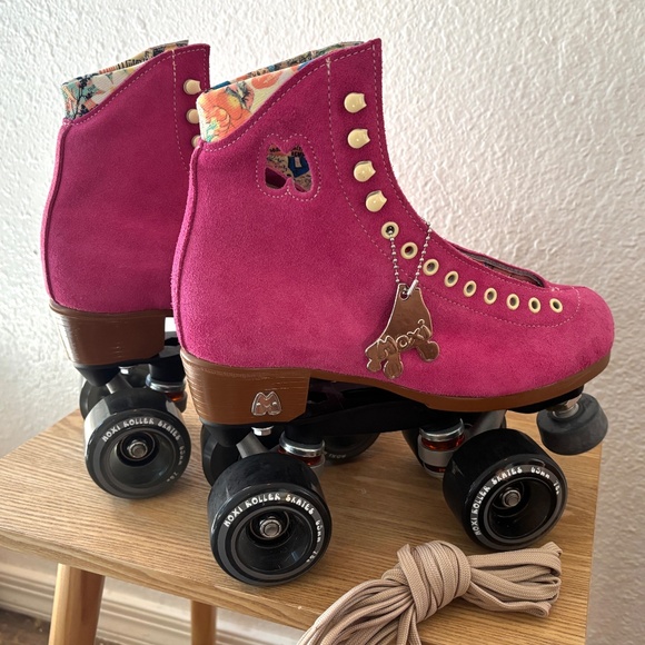 New Moxi Lolly DISCONTINUED Roller Skates Fuchsia Pink Fits like Women’s 7–7.5 - Picture 5 of 11